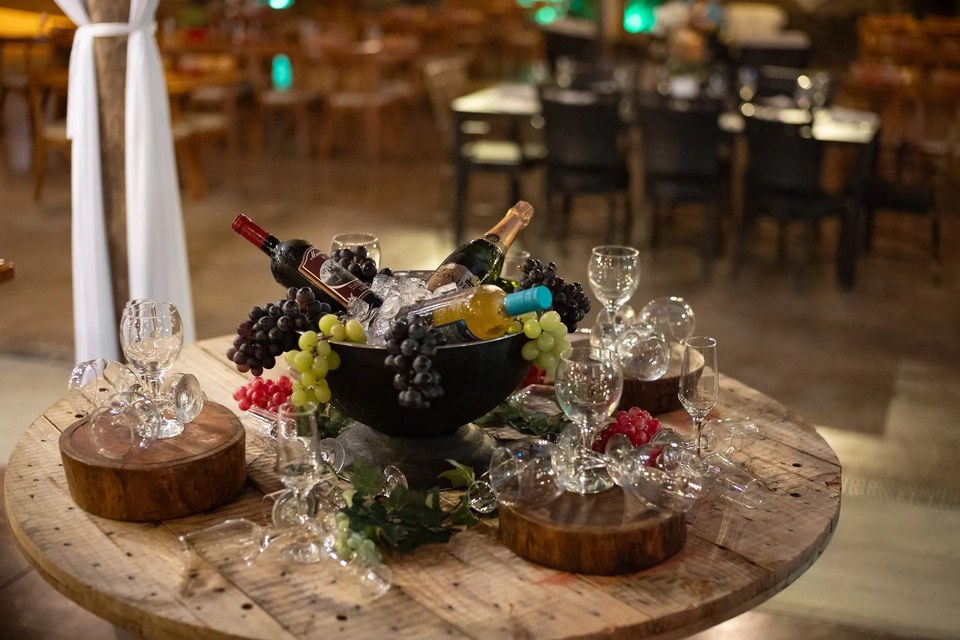 Mesa com vinho e uvas
