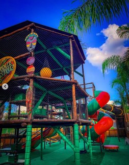 Playground colorido do resort