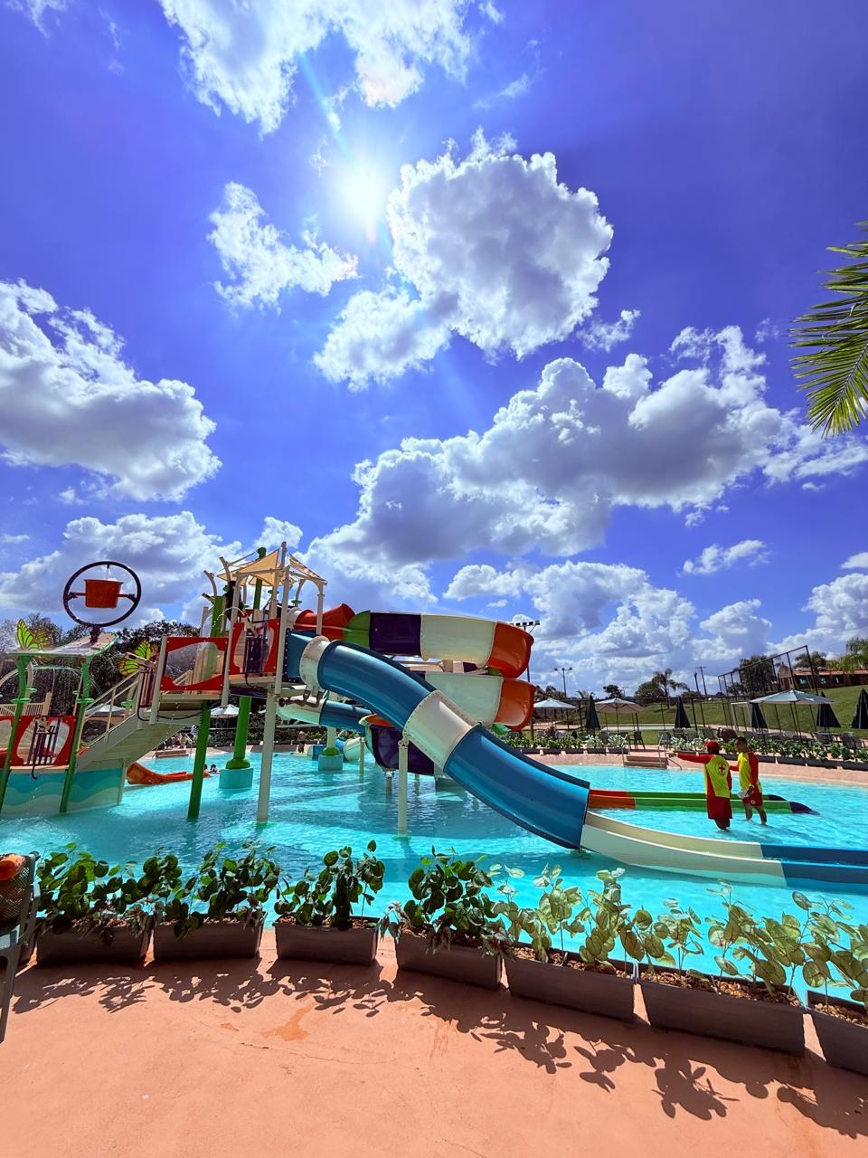Parque aquático do resort com toboáguas